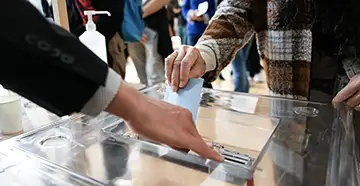 Voter à Meylan : Les bureaux de vote sont répartis dans les différents quartiers : Aiguinards, Buclos, Charlaix, Mi-Plaine… Chacun reçoit une convocation précisant son lieu de vote. vote meylan, bureau de vote meylan, isoloir, urne électorale, élections meylan, voter à meylan, acte citoyen, électeur meylan, élections municipales, démocratie locale